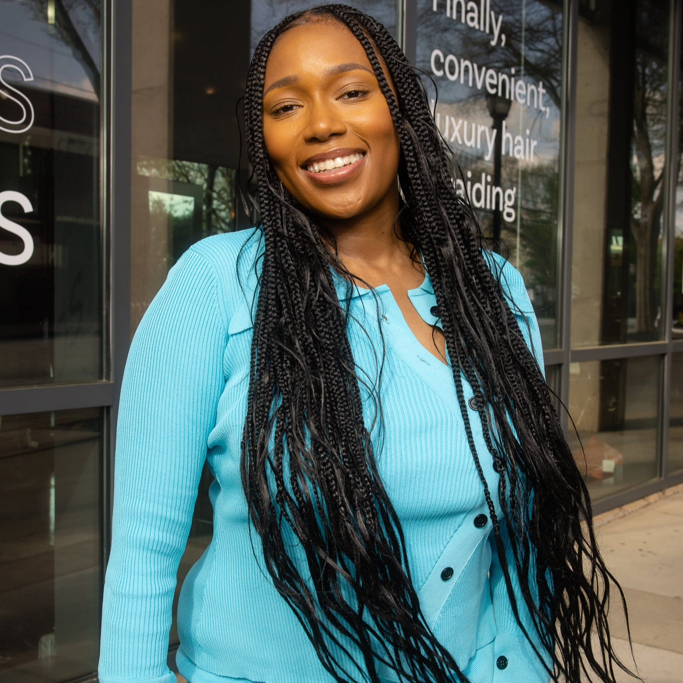 Model Wearing Boho Knotless Braids – Soft Waves and a Natural Flow for a Chic, Bohemian Look.